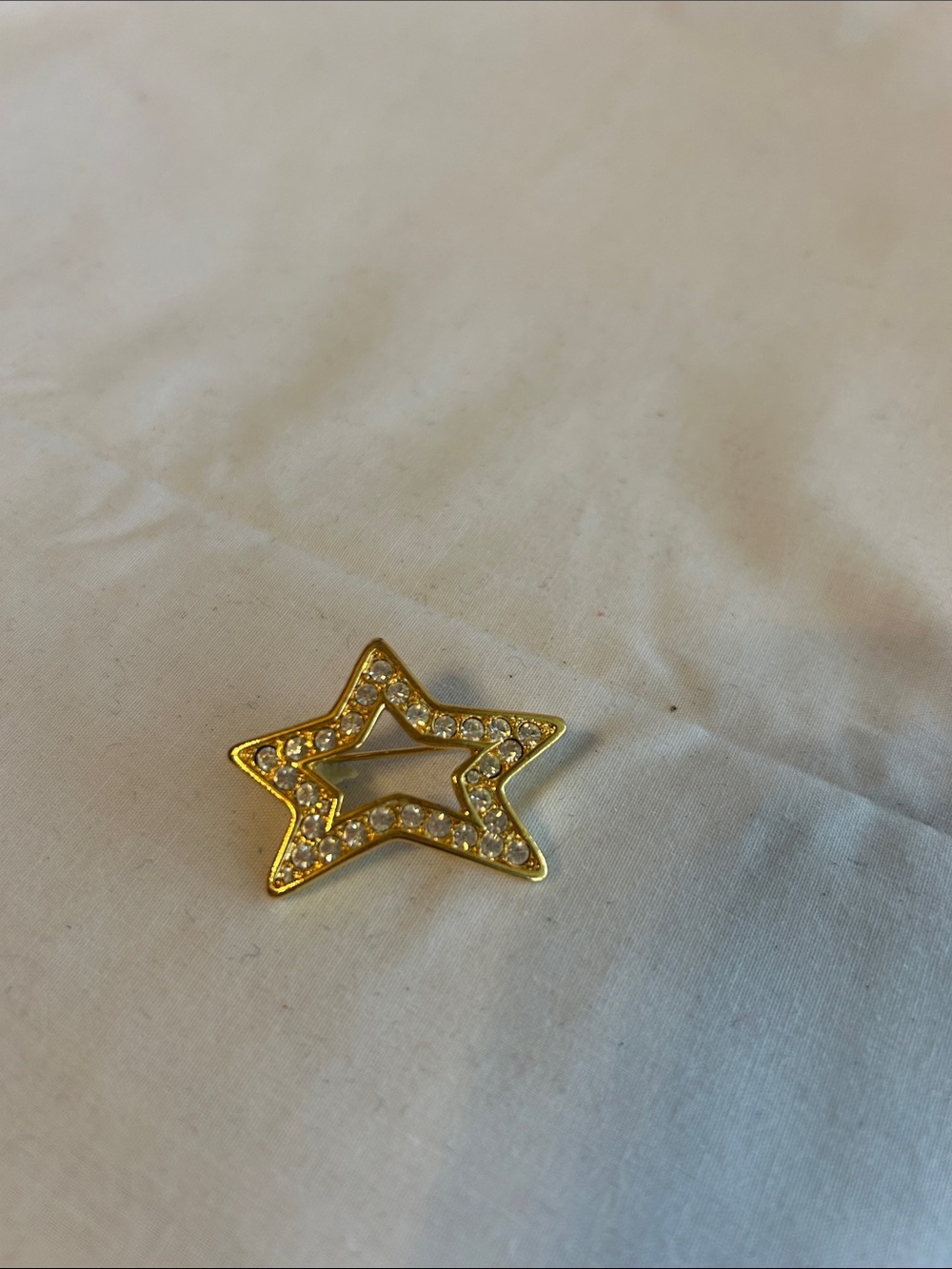 Source Unknown Gold Star Brooch with Clear Rhinestones